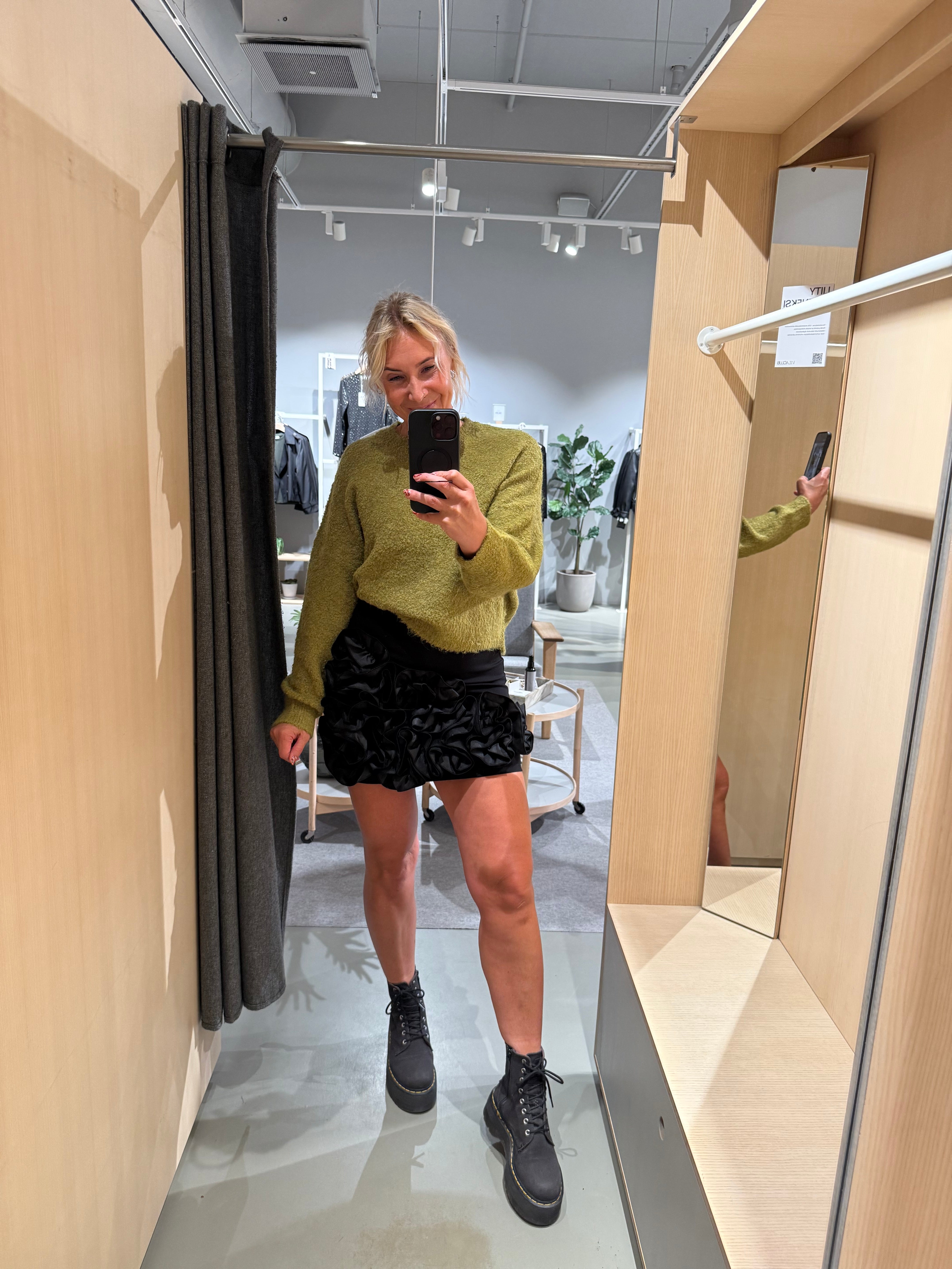 VILISSE Short Skirt - Black Beauty